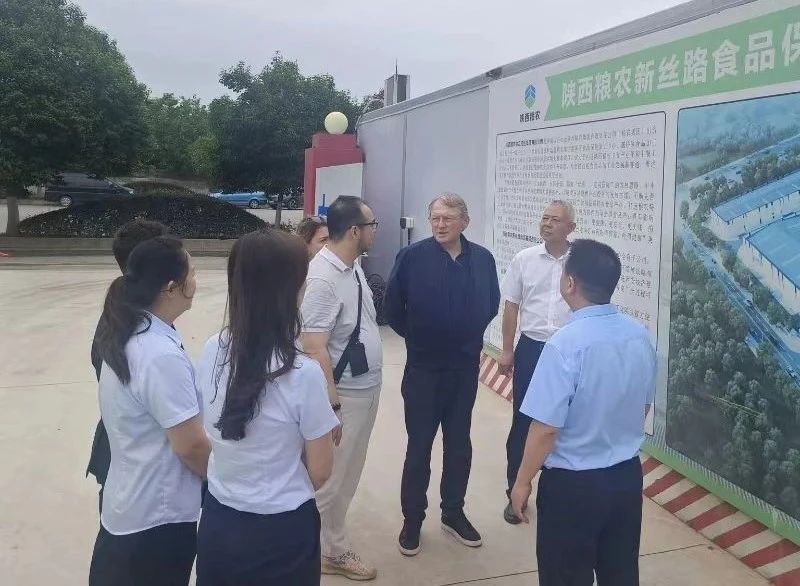 中俄友好、和平與發(fā)展委員會俄方主席鮑里斯·季托夫一行赴糧農(nóng)新絲路食品保稅加工中心項目調(diào)研